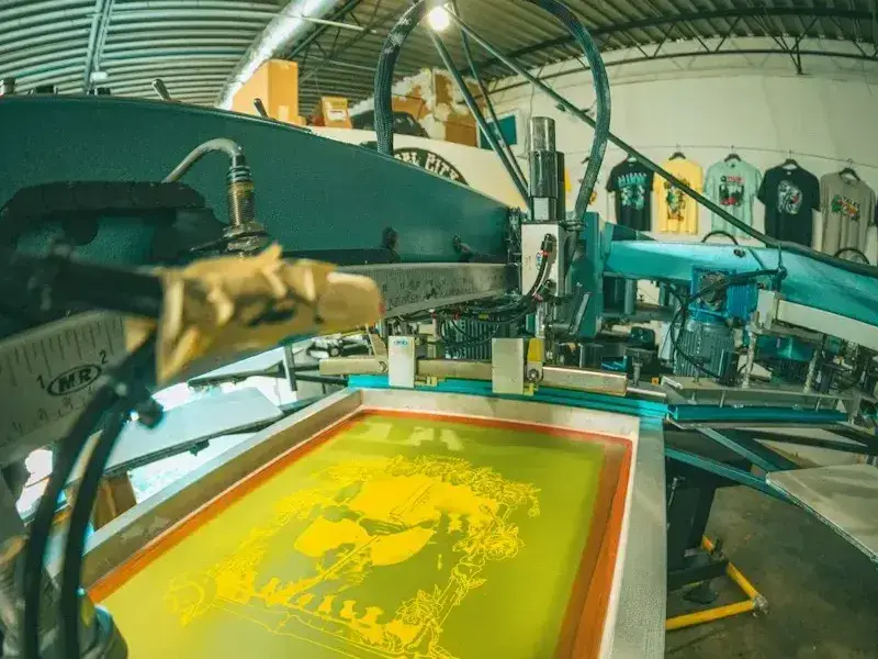 Screen printing press using artwork from raster vector conversion